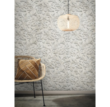 Atmosferă decorativă de locuit cu tapet cu model floral, scaun de ratan și lampă