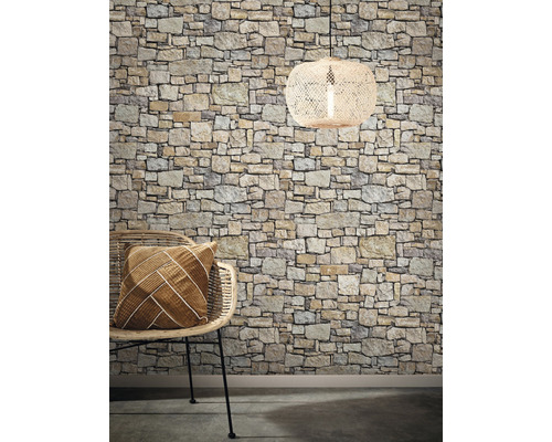 Interior decorativ cu tapet din piatră, scaun din ratan, pernă și lampă suspendată