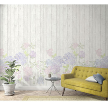 Cameră de zi cu tapet cu panouri din lemn cu motiv de hortensie, canapea, masă și plantă de apartament
