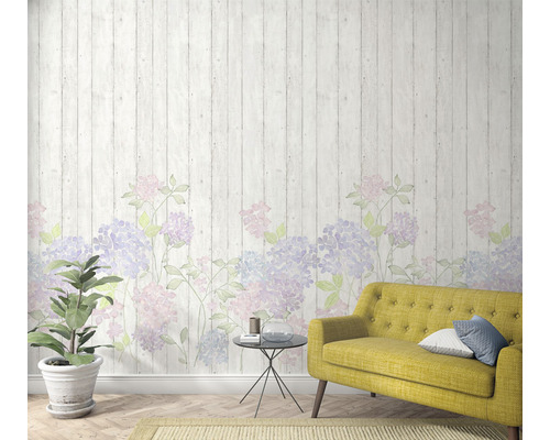 Cameră de zi cu tapet cu panouri din lemn cu motiv de hortensie, canapea, masă și plantă de apartament