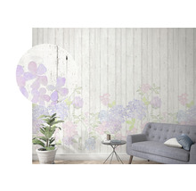 Cameră de zi cu fototapet cu model floral pe perete de lemn