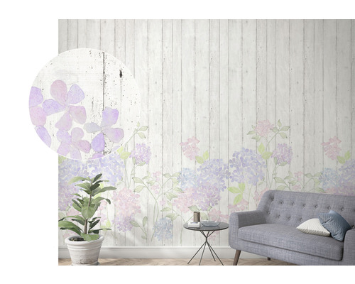 Cameră de zi cu fototapet cu model floral pe perete de lemn