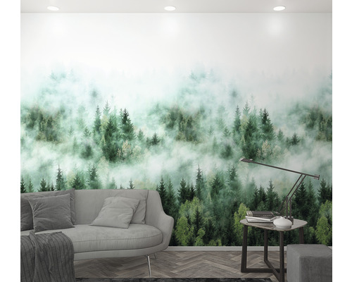 Living cu tapetă cu pădure, canapea și măsuță laterală