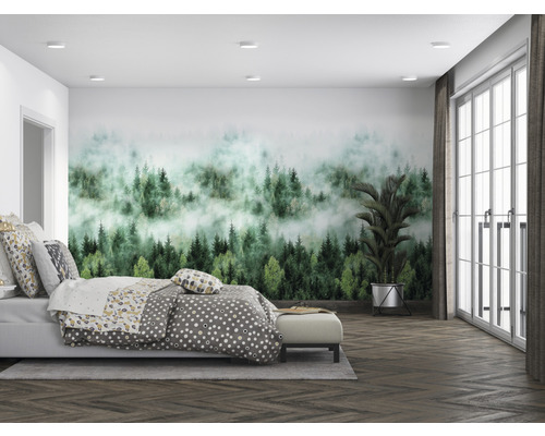 Dormitor luminos cu tapet cu pădure, pat și fereastră