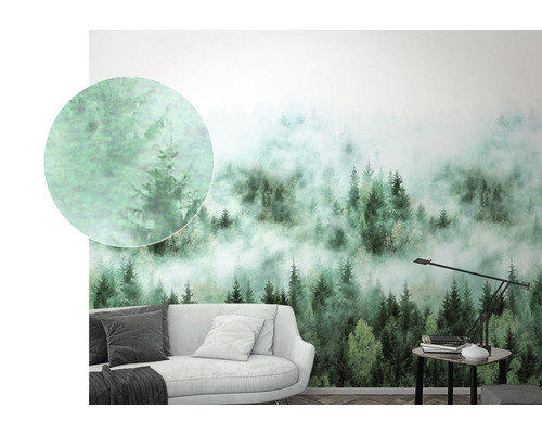 Tapetă foto cu motiv de pădure și ceață în spatele unei canapele