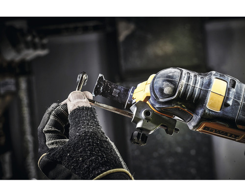 Unealtă multifuncțională la atașarea unei lame de ferăstrău la un cârlig metalic.