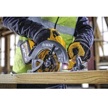 Fierăstrău circular portabil DeWalt care taie lemn