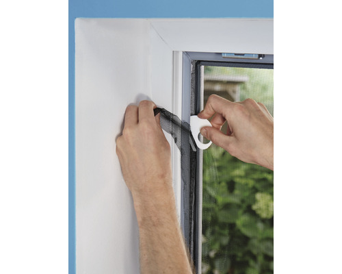 Montarea unei plase de țânțari pe un cadru de fereastră cu o unealtă