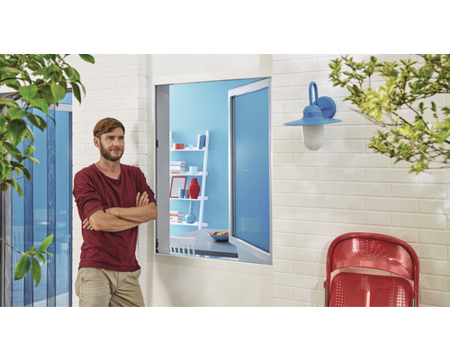 Bărbat stând în fața protecției împotriva insectelor pe ușă și fereastră