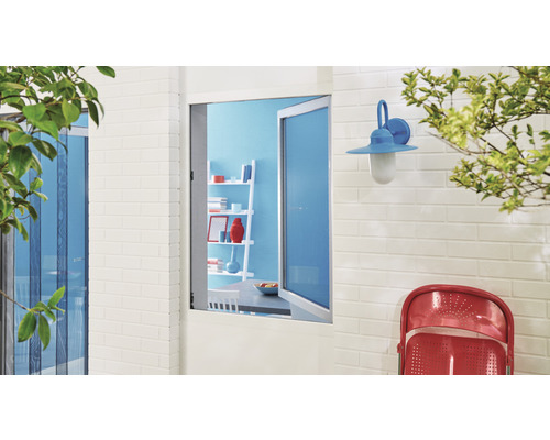 Scenă cu fereastră, lampă de exterior și scaun pe o terasă.