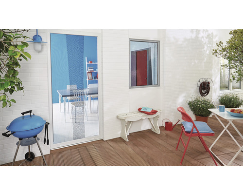 Terasa cu grătar, mobilier de grădină și vedere printr-o ușă de terasă spre o sufragerie