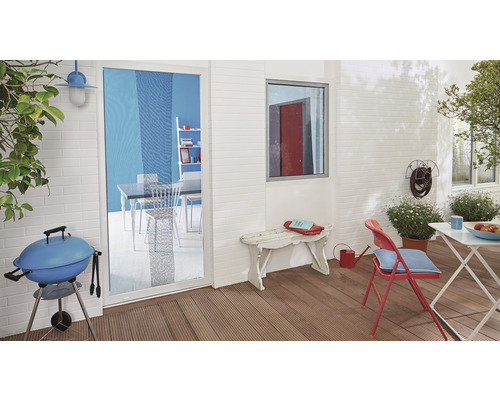 Terasa cu grătar, mobilier de grădină și vedere spre interiorul casei