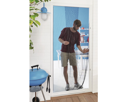 Ușă cu plasă de protecție împotriva insectelor cu un bărbat care trece prin ea