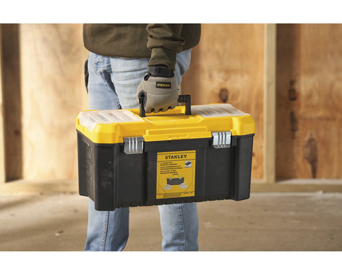 Artizan care ține o cutie de scule Stanley