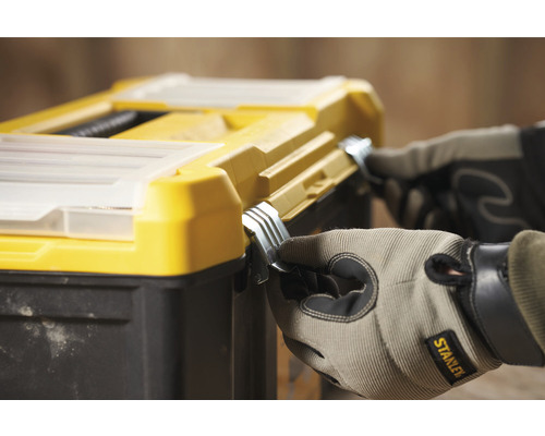 Prim-plan cu o cutie de scule cu încuietori și mănuși.