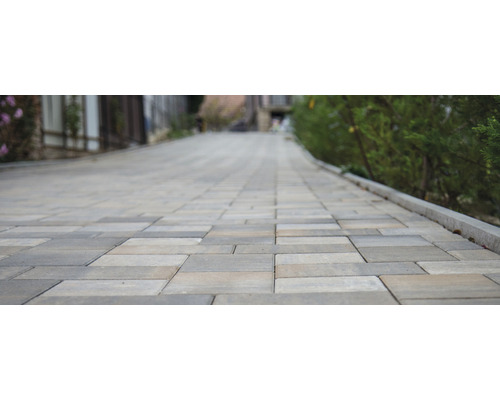 Drum pavat cu pietre de pavaj dreptunghiulare