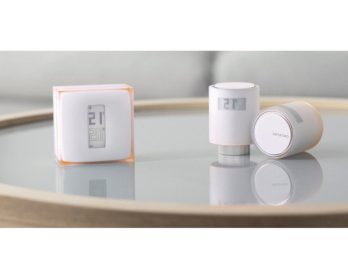 Termostat de radiator și termostat de cameră Netatmo pe o masă