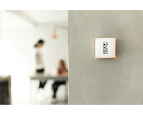 Termostat digital de cameră montat pe un perete
