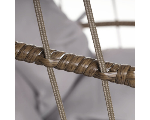 Prim-plan cu un scaun suspendat împletit cu suspensie cu cablu