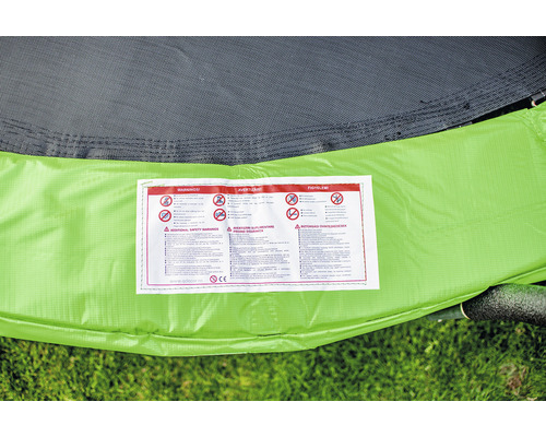 Imagine detaliată cu o trambulină cu instrucțiuni de siguranță