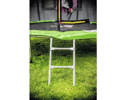 Scară pentru o trambulină de grădină pe un gazon