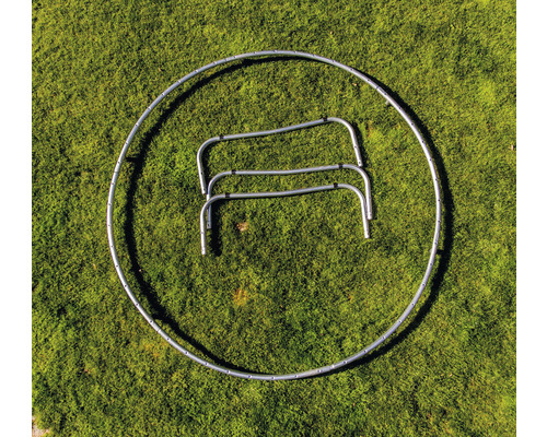 Cadru de trambulină și picioare metalice pe iarbă