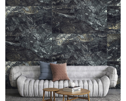 Living cu canapea și plăci de perete cu aspect de marmură