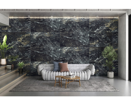 Cameră de zi cu canapea, masă și plăci de perete cu aspect de piatră pentru o ambianță modernă