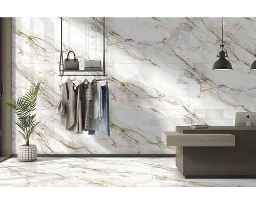 Cameră luminoasă cu gresie de marmură, suport pentru haine și birou de recepție