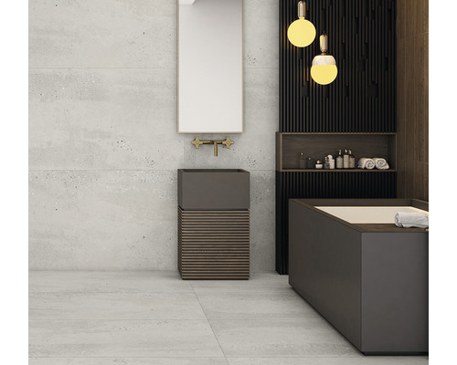 Baie cu chiuvetă, oglindă, cadă și iluminat