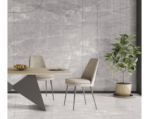 Sufragerie cu masă, scaune și plăci de perete și podea cu aspect de marmură.