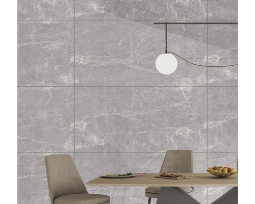 Design de perete cu plăci gri cu aspect de marmură deasupra unei mese de sufragerie.