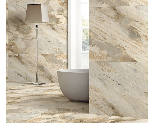 Baie cu gresie de podea și faianță cu aspect de marmură, cadă și lampadar