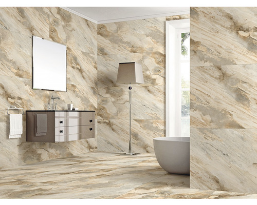 Baie cu gresie de podea și faianță cu aspect de marmură, chiuvetă, oglindă și cadă.