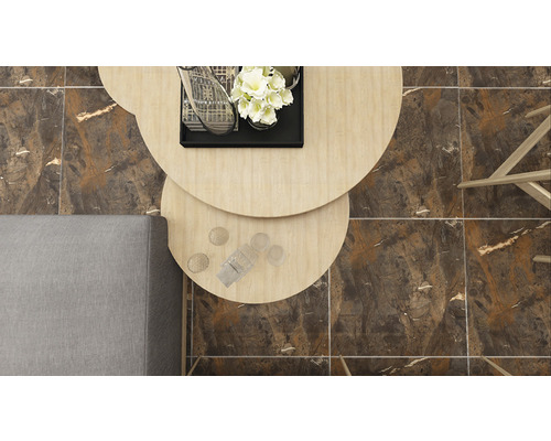 Două mese rotunde din lemn cu decor pe o podea cu gresie