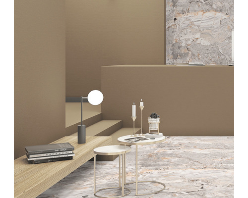 Scenă decorativă cu lampă, lumânări și măsuțe laterale pe podea marmorată