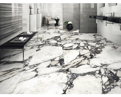 Baie cu podea de marmură, chiuvete și locuri de ședere