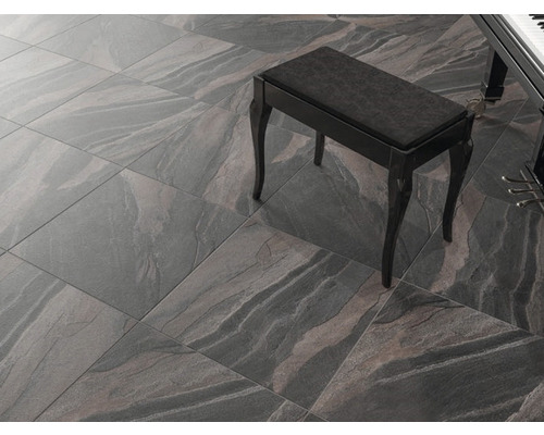 Podea cu plăci pătrate cu aspect de piatră, cu o bancă de pian și un pian
