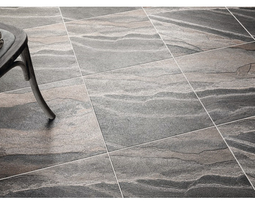 Plăci cu model de piatră montate în interior