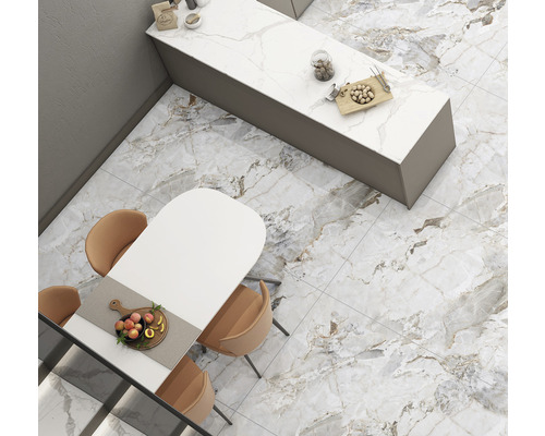 Pardoseală cu aspect de marmură într-o bucătărie și sufragerie luminoasă, cu o insulă de bucătărie și o masă de sufragerie.