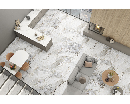 Living luminos cu gresie cu aspect de marmură, chicinetă și zonă de relaxare.