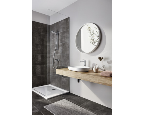 Baie modernă cu duș, lavoar și oglindă