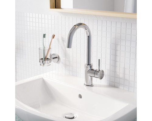 Chiuvetă cu robinet și suport pentru periuțe de dinți în baie