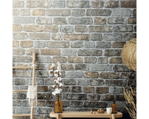 Cameră de zi cu tapet cu aspect de zidărie, scară și decorațiuni