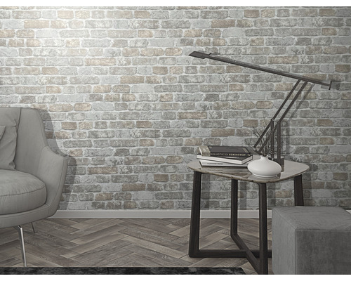 Living cu tapetă cu model de cărămidă, fotoliu, măsuță laterală și lampă