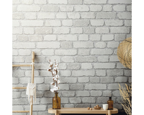 Decor de perete cu tapet model zidărie, scară din lemn și decorațiuni