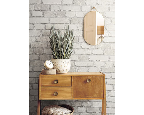 Cameră decorativă cu tapet imitație cărămidă, oglindă și comodă