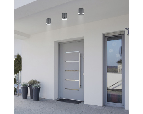 Zonă de intrare în casă cu trei lămpi de tavan.