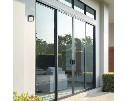 Exterior cu ușă glisantă și lampă de exterior