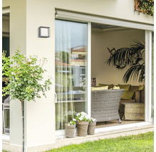 Terasa cu ușă glisantă, mobilier de grădină și o lampă de perete pătrată